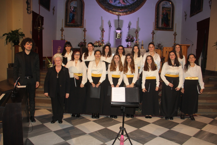 El Coro 'Ciudad de la Alhambra' cant anoche en el I Festival Coral de Voces Blancas de  Almucar